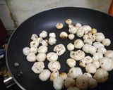 A picture of step 1 of Makhana Raita.