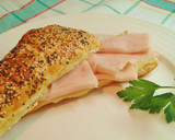 Foto del paso 7 de la receta: Sandwich de hojaldre con pechuga de pavo y queso