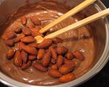 Hình bước làm 2 của món Chocolate Almonds