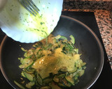 Foto del paso 2 de la receta: Revuelto de calabacín con cebolla