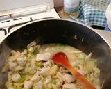 Foto del paso 5 de la receta: Salsa crema de pollo y verdeo para pastas