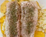 Foto del paso 3 de la receta: Merluza a las finas hierbas en microondas