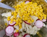 Une image de l'étape 2 de Salade de chou-fleur /œufs/maïs.