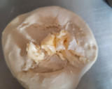Foto del paso 5 de la receta: Bollitos rellenos de queso (con masa madre)