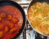 Foto del paso 6 de la receta: Albóndigas con tirabuzones en salsa arrabbiata