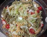 Foto del paso 2 de la receta: Ensalada de pasta con huevo duro, palitos de cangrejo y queso fresco