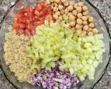 Foto del paso 6 de la receta: 🌸 Ensalada proteica de Primavera 🌸 Full color: Quinoa, garbanzos, tomate, cebolla, pepino y apio