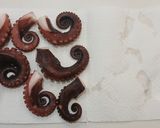 Foto del paso 2 de la receta: Pulpo en freidora de aire con mojo de ajo y limón