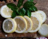 Foto langkah ke 1 dari resep Lemon Mint Infuse Water.