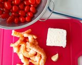Une image de l'étape 1 de Crevettes à l'ail, feta et tomates cerises.