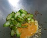 รูปขั้นตอนการทำที่ 4 ของ บวบผัดไข่ เมนูดีต่อสุขภาพ