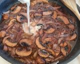 Foto del paso 5 de la receta Medallones de ternera en salsa de vino tinto y champiñones