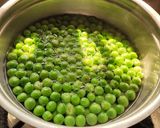 A picture of step 1 of Methi malai matar.