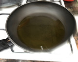 Foto del paso 1 de la receta: Salmón en salsa de cava con alcachofa y champiñones