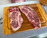Une image de l'étape 1 de Côtés de porc marinées grillées à la plancha.