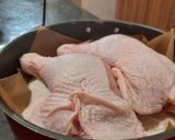 Són sült csirkecomb, sütőben sült krumpli, ubi salátával recept fázis 3 fotója