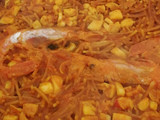 Fideuá o fideos tostados con gambón y sepia
