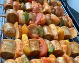 Foto del paso 5 de la receta: Brochetas de Bratwurst marinadas