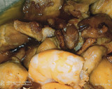Foto del paso 3 de la receta: Pollo y langostinos al ajillo