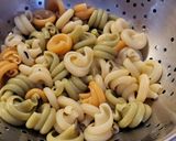 Foto del paso 1 de la receta Ensalada de espinacas y pasta con salmón y pesto 😋