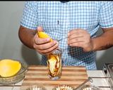 मैंगो कस्टर्ड विथ चॉकलेट एंड नट्स (Mango custard with chocolate and nuts recipe in Hindi) रेसिपी चरण 3 फोटो