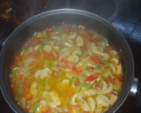 Foto del paso 2 de la receta: Muslos de pollo en salsa con papas paja