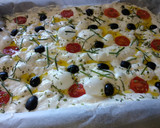 Foto del paso 9 de la receta: Focaccia con aceitunas negras, tomates cherry, romero y orégano