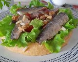 Foto del paso 5 de la receta: Ensalada de hummus y sardinas