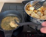 Foto del paso 5 de la receta: Rape en salsa de zanahorias, langostinos y arándanos