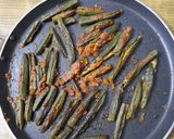 भरवा तवा भिन्ड़ी (Bharwan Tawa Bhindi recipe in Hindi) रेसिपी चरण 8 फोटो