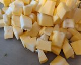 Une image de l'étape 2 de Poêlée rapide de courgette jaune.