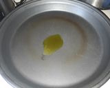 Foto del paso 1 de la receta: Tortilla de huevos con queso y salami