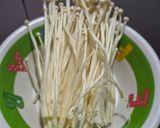 Foto langkah ke 1 dari resep Tumis Kangkung Jamur Enoki.