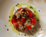 Foto del passaggio 6 della ricetta Tartare di pomodorini cipolle e datteri