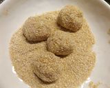 Foto del paso 1 de la receta: Bolitas de pollo y huevo duro con salsa