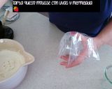 Foto del paso 2 de la receta: Vasitos de Mousse de Queso y Uvas