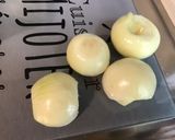 Une image de l'étape 1 de Oignons croustillants aux épices et parmesan.
