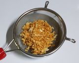 รูปขั้นตอนการทำที่ 4 ของ ไส้ตัน(ฟองเต้าหู้)ทอดกระเทียมพริกไทย(มังฯ)