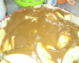 A picture of step 7 of Sunshine caramel apple pie.