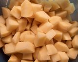 Tejfölös kolbászos krumplileves recept fázis 1 fotója