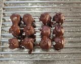 Foto del passaggio 4 della ricetta Bon bon yogurt, cocco e cioccolato fondente
