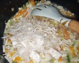 Foto langkah ke 5 dari resep Orak Arik Telur Wortel dan Enoki.