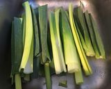 Une image de l'étape 1 de Roulé de poireaux façon bûche à la ricotta,basilic et épices italiennes.