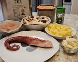 Foto del paso 1 de la receta: Salteado de pulpo, champiñones, patatas y gambas