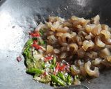 Foto langkah ke 3 dari resep Tumis pedas kikil sapi.