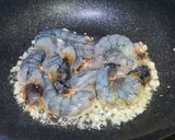 รูปขั้นตอนการทำที่ 2 ของ กุ้งผัดผงกะหรี่