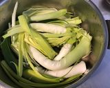 Une image de l'étape 2 de Nids de poireaux vinaigrette (au bouillon de champignons).