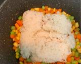 ข้าวผัดซอสมะเขือเทศและผักสามสี วิธีทำสูตร 4 รูป