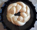 Foto del passaggio 10 della ricetta Corona di pan brioche ripiena di salumi e formaggi