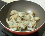 Foto langkah ke 2 dari resep Udang Goreng Ketumbar Bawang Putih.